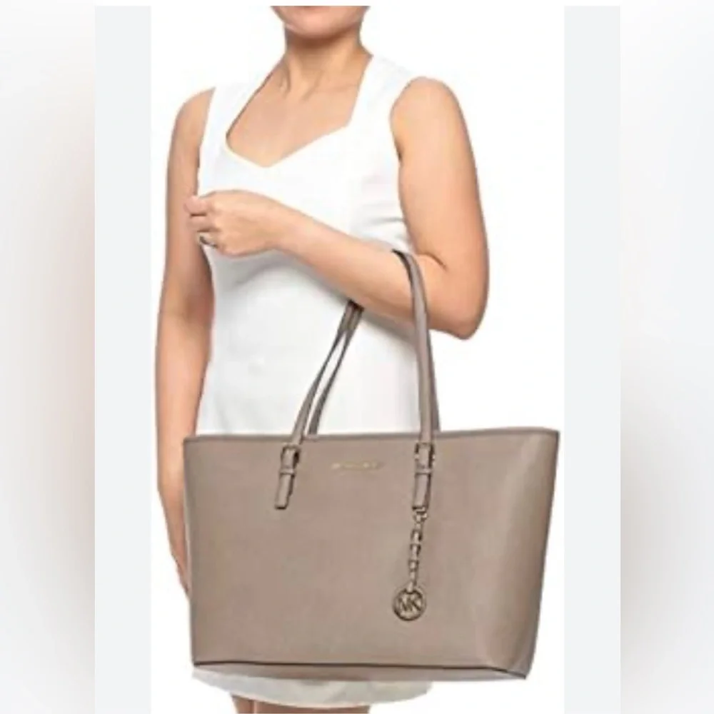 Michael Kors Jet Set Travel Tote Bag Taupe Large MK Logo Charm - Picture 2 of 3